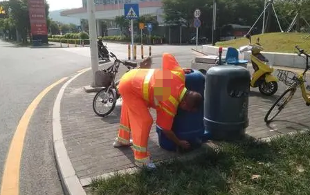 加大道路沖洗的保潔力度，提升城市的干凈程度